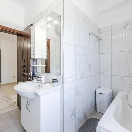 Apartment Castle Serenity Home 3Br With Free Parking By Pikhost