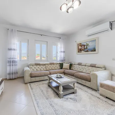 Apartment Castle Serenity Home 3Br With Free Parking By Pikhost Gjirokaster