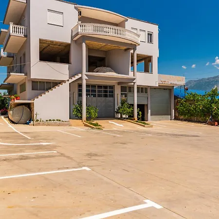 Апартаменты Hometown 2 By Pikhost Гирокастра